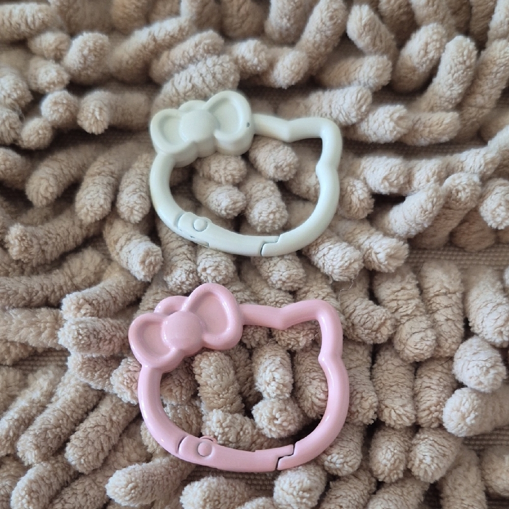 Pair of Hello Kitty Clasps - Pink and White